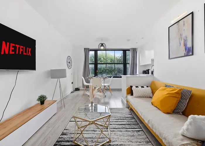 Stylish Large 3-Bed Apartment, Quick Access To London Sights, Free Parking