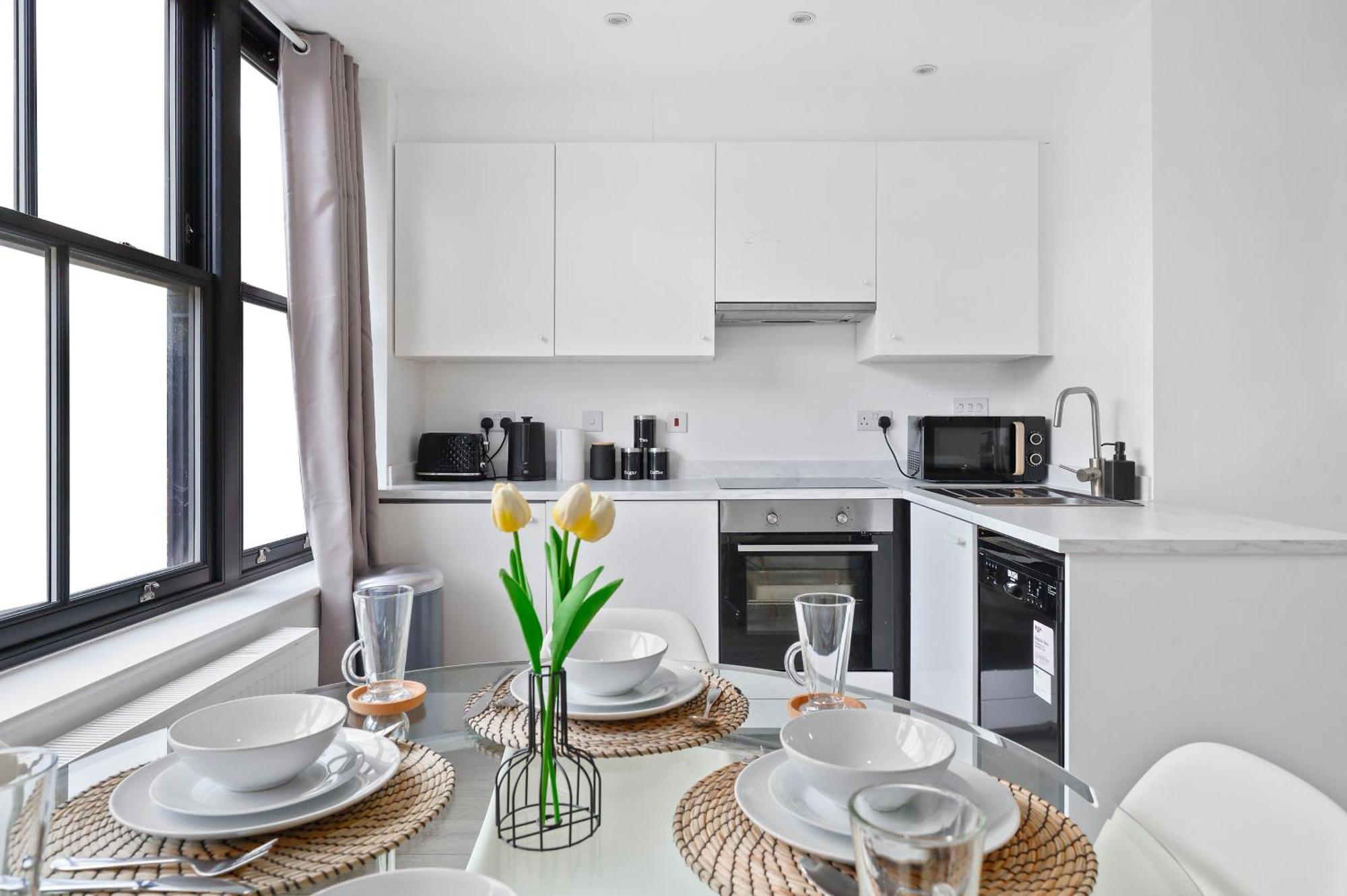 Stylish Large 3-bed Apartment, Quick Access To Sights, Free Parking Londra
