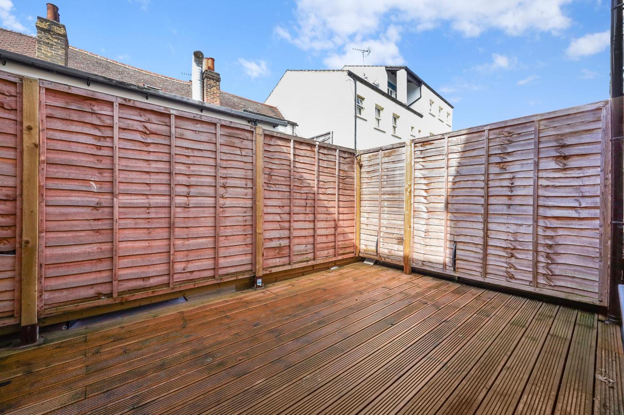 Stylish Large 3-bed Apartment, Quick Access To Sights, Free Parking *