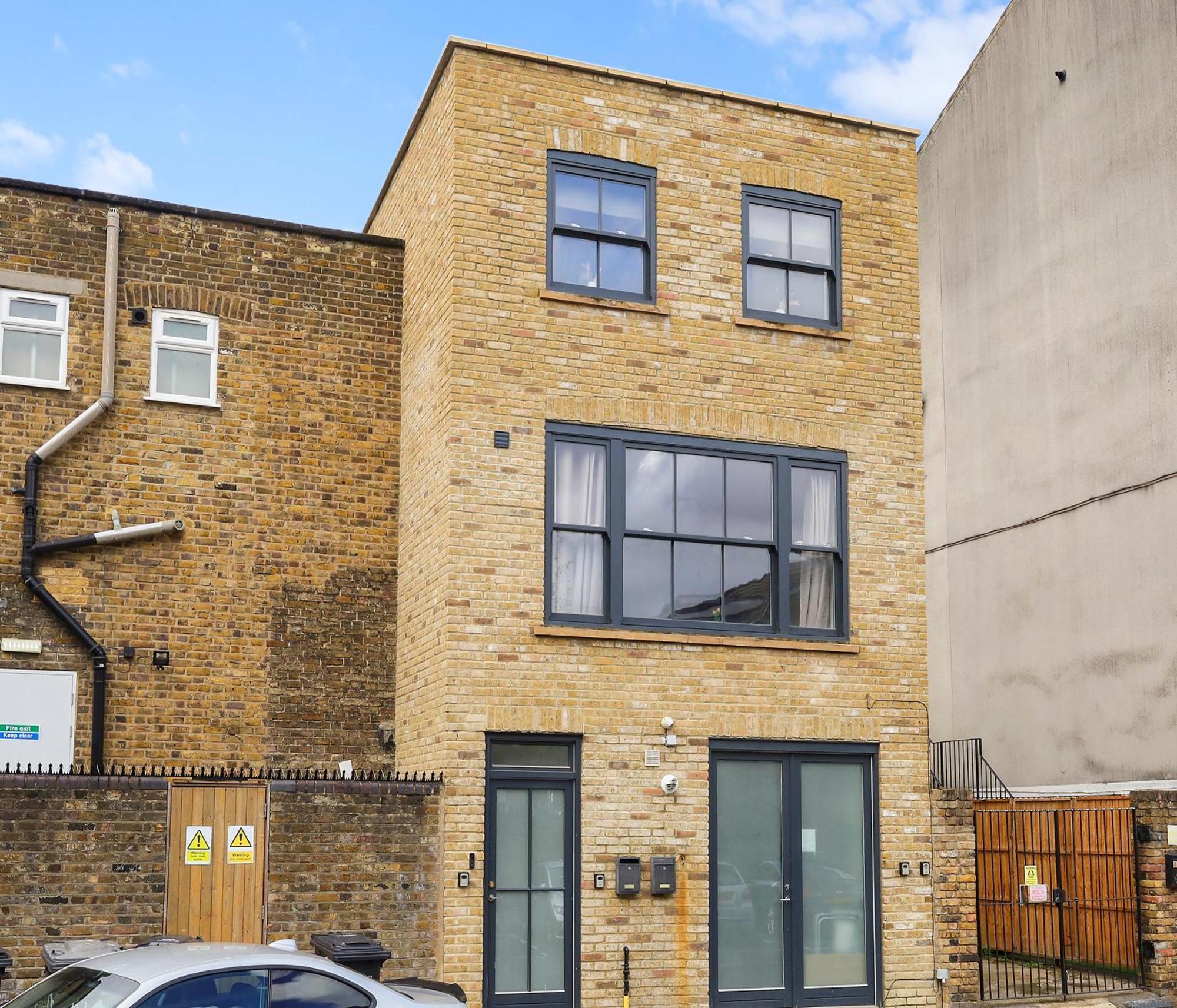 Stylish Large 3-bed Apartment, Quick Access To Sights, Free Parking