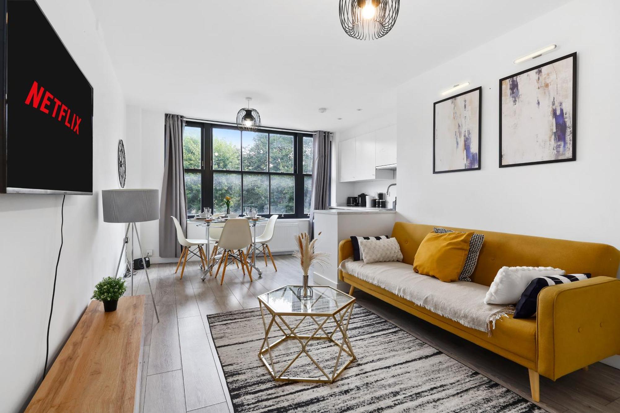 Stylish Large 3-bed Apartment, Quick Access To Sights, Free Parking Appartamento