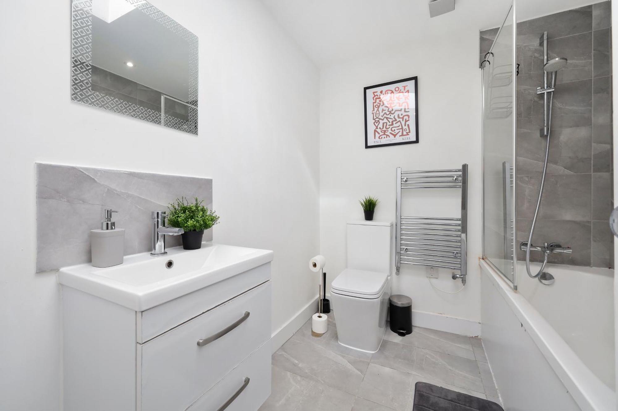 Stylish Large 3-bed Apartment, Quick Access To Sights, Free Parking