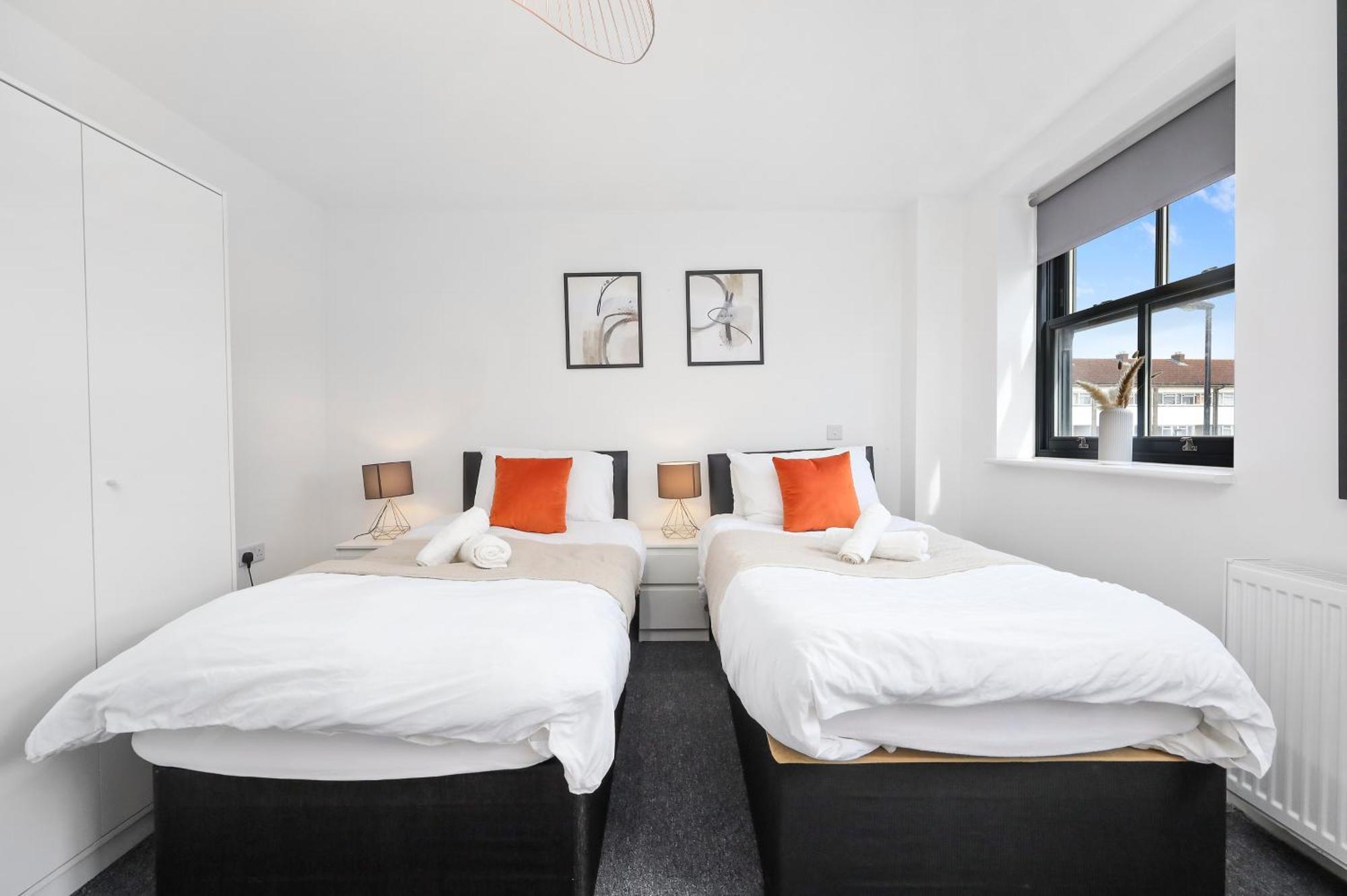 Stylish Large 3-bed Apartment, Quick Access To Sights, Free Parking *