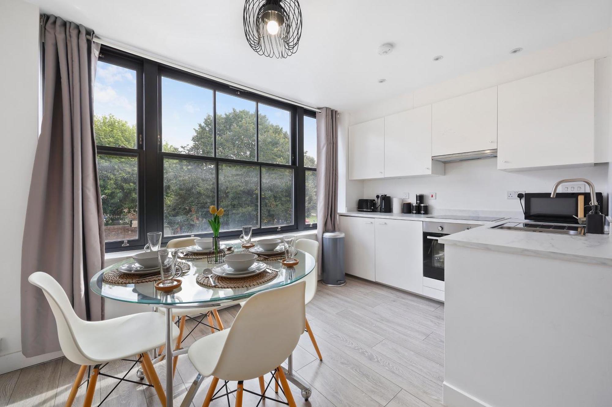 Stylish Large 3-bed Apartment, Quick Access To Sights, Free Parking Londra