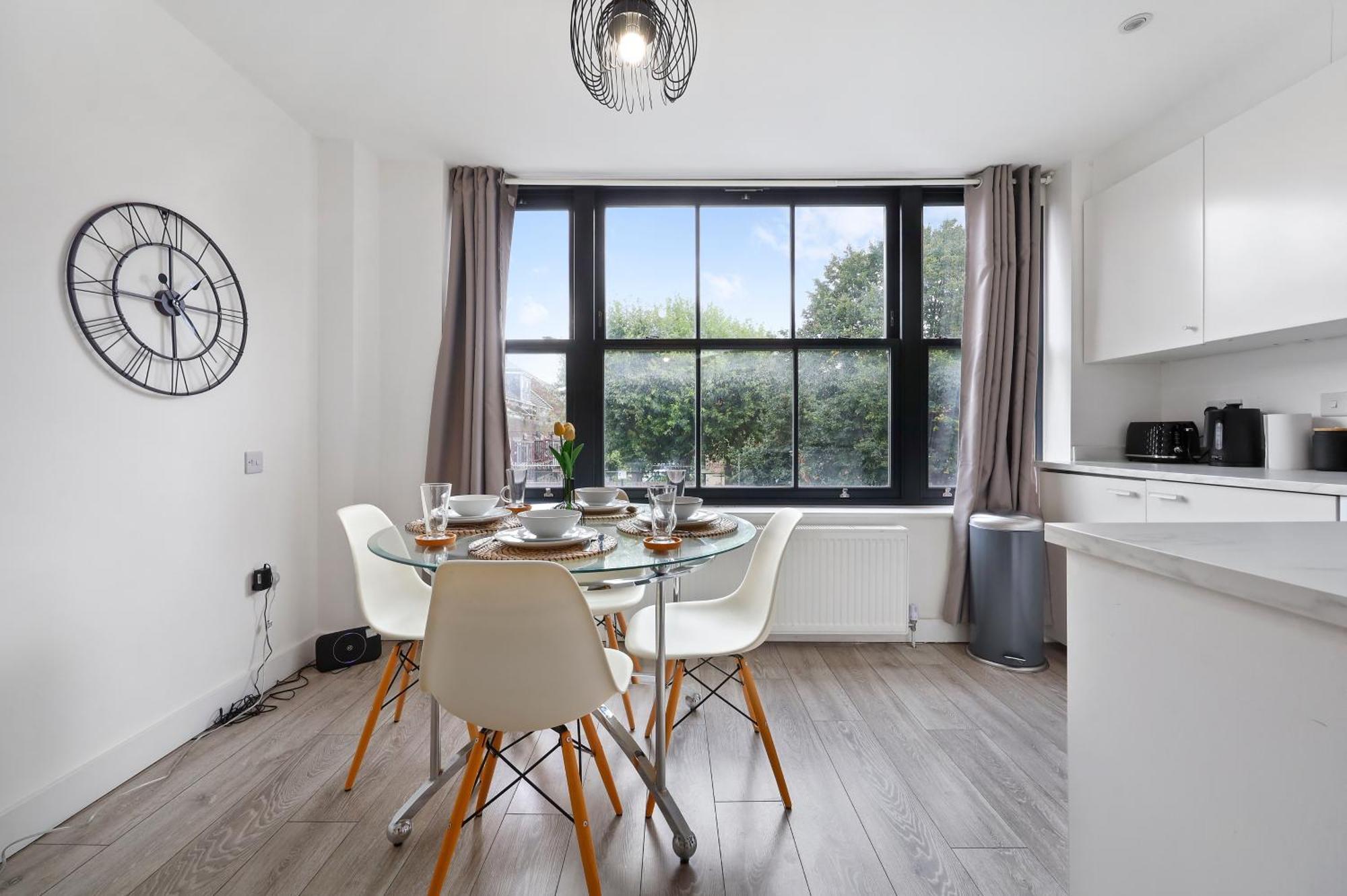 Stylish Large 3-bed Apartment, Quick Access To Sights, Free Parking *