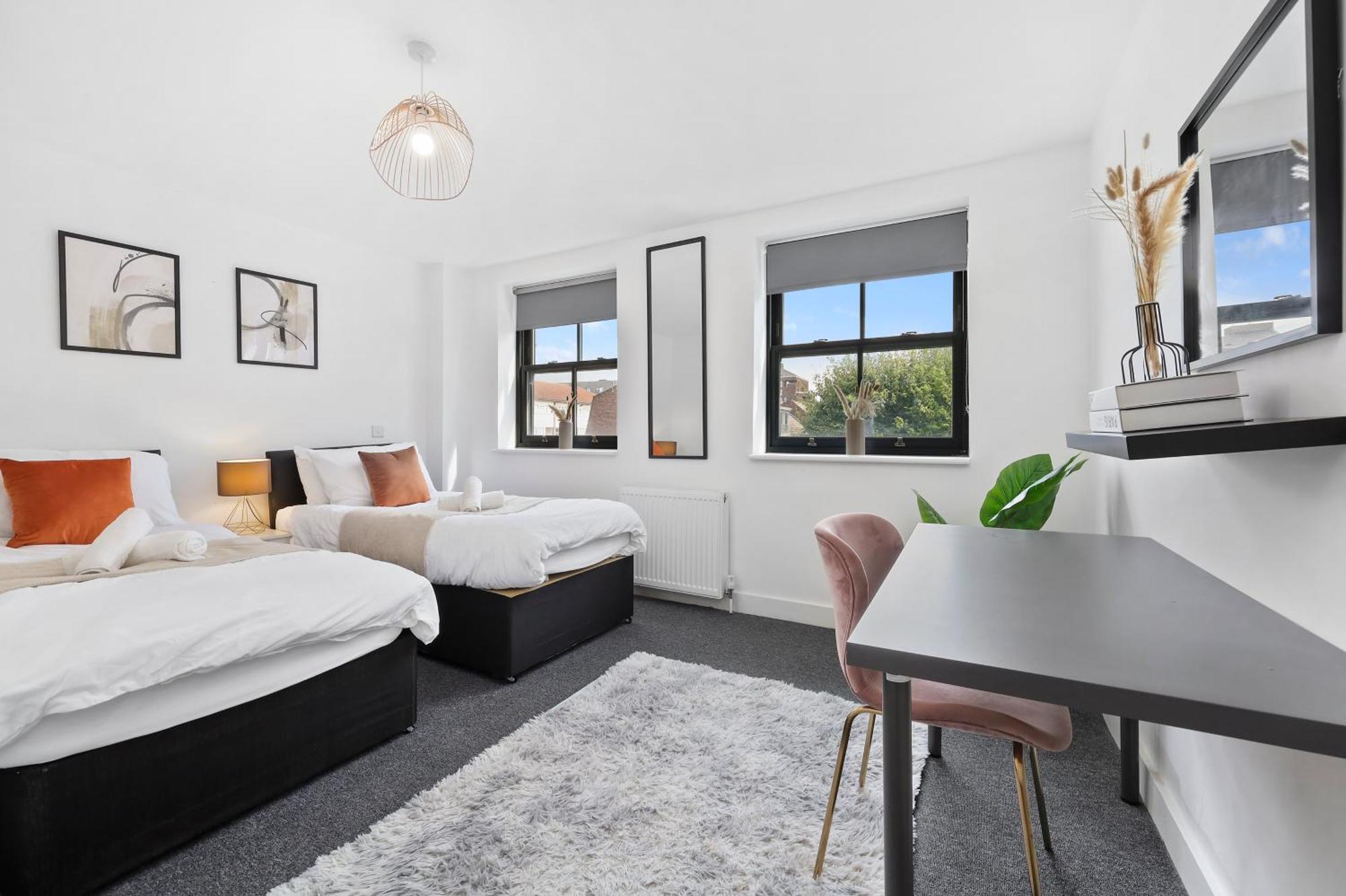Stylish Large 3-bed Apartment, Quick Access To Sights, Free Parking Apartment *